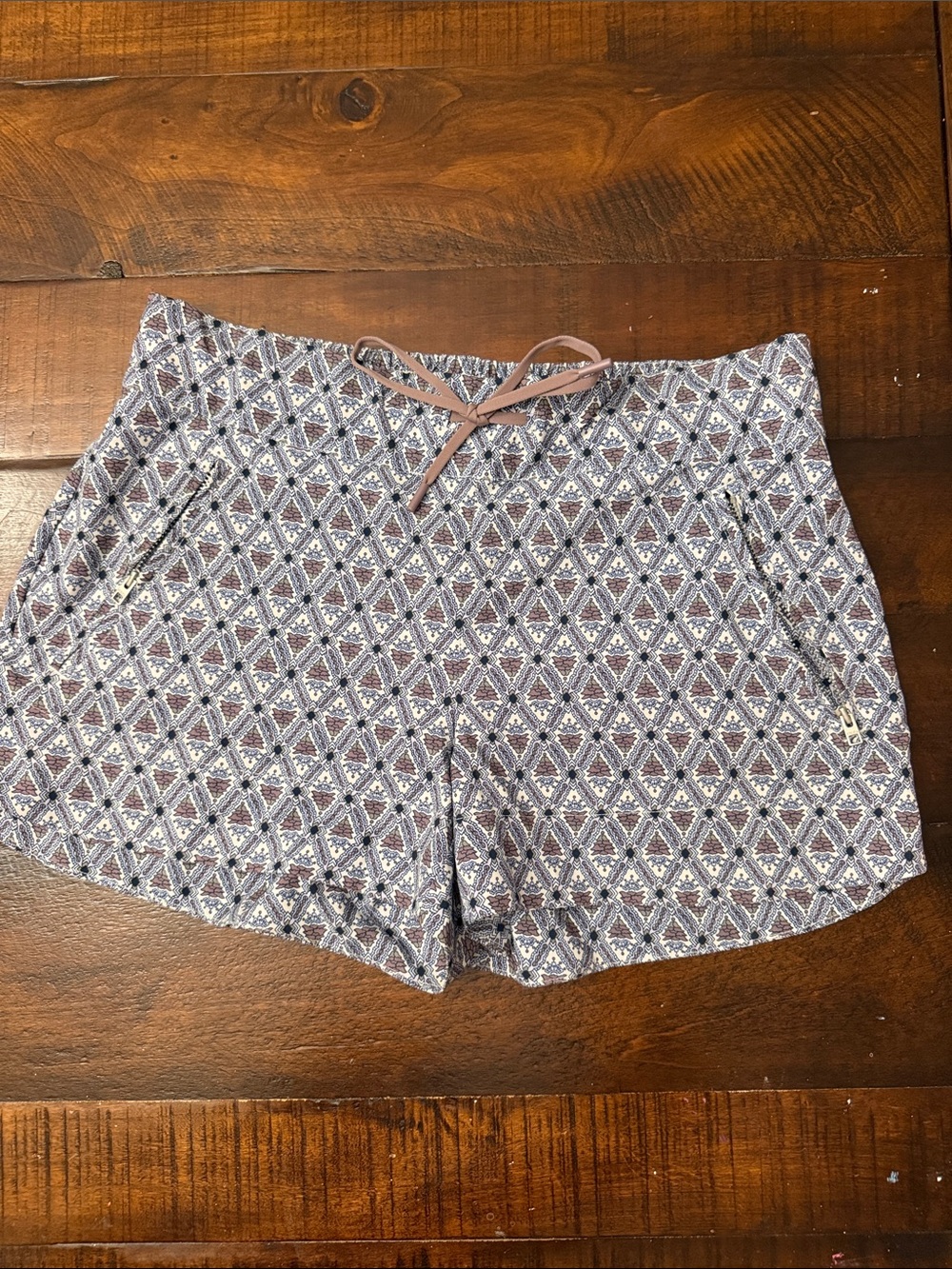 Athleta Print pull on dressy casual Shorts